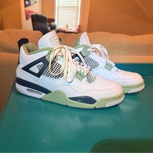 Sea foam green Jordan 4s Men’s 11 Women’s 12.5 Used but perfect condition w/ box